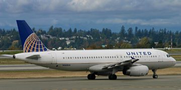 United Airlines Airbus A320-232 On Taxiway