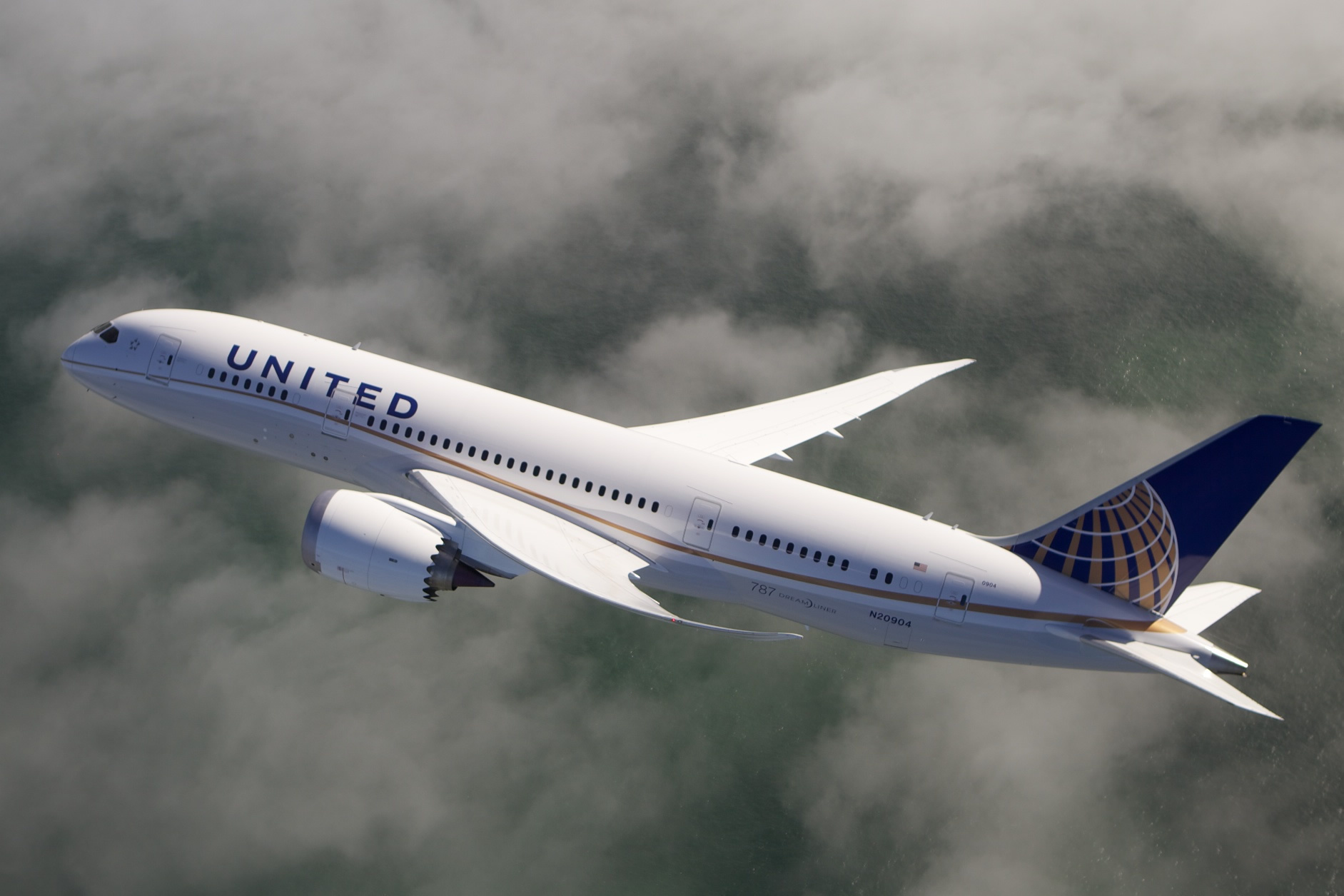 United Airlines Boeing 787 Dreamliner above the clouds (Source: United AIrlines)