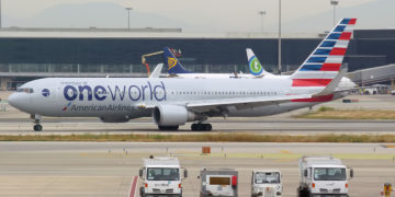 Boeing 767 of American Airlines in Oneworld livery (Source: Wikimedia Commons / Anna Zvereva)