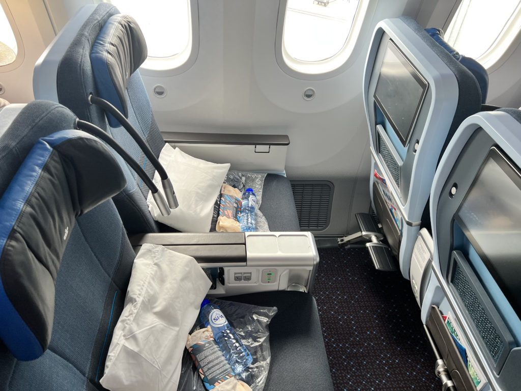 Review: KLM Boeing 787-10 Dreamliner | Premium Comfort Las Vegas - Amsterdam