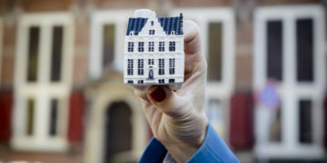 KLM 105th miniature Delft Blue house